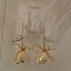 BRAND NEW Natasha Gold Tone Upside Down Flower Pierced Hook Ear Rings